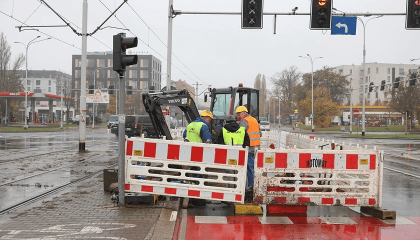 Prace przy usuwaniu awarii MPWiK na ul. Ślężnej przy skrzyżowaniu z al. Armii Krajowej i al. Wiśniową