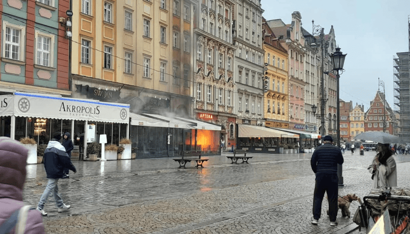 Pożar w Rynku - płonie ogródek restauracji Święty Jan 