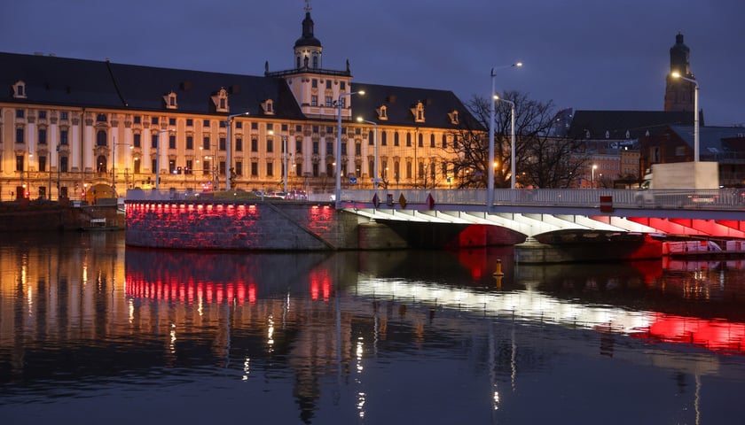 Mosty Uniwersyteckie podświetlone na biało-czerwono w poniedziałkowy wieczór 10 listopada. Tak będą też wyglądać w święto 11 Listopada