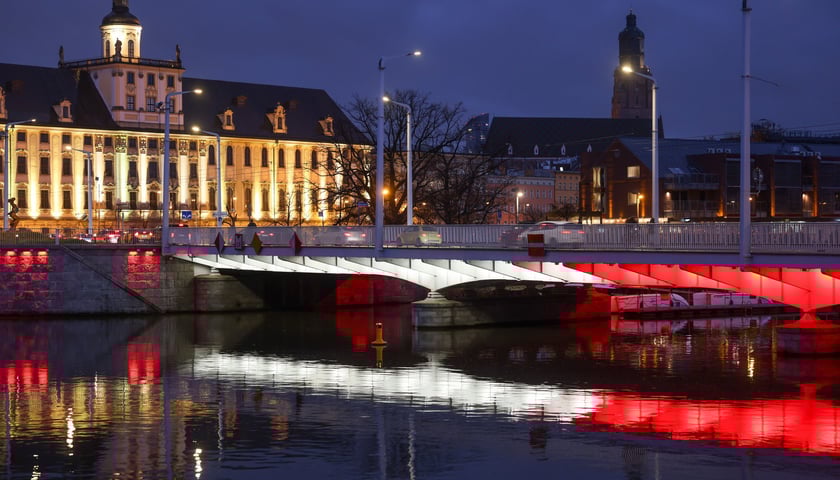 Mosty Uniwersyteckie podświetlone na biało-czerwono w poniedziałkowy wieczór 10 listopada. Tak będą też wyglądać w święto 11 Listopada
