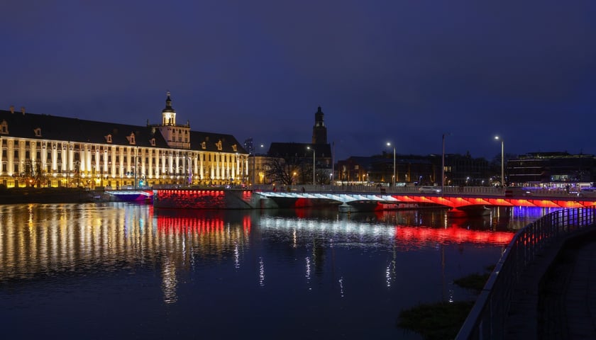 Mosty Uniwersyteckie podświetlone na biało-czerwono w poniedziałkowy wieczór 10 listopada. Tak będą też wyglądać w święto 11 Listopada
