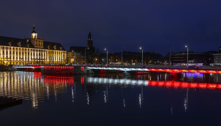 Mosty Uniwersyteckie podświetlone na biało-czerwono w poniedziałkowy wieczór 10 listopada. Tak będą też wyglądać w święto 11 Listopada