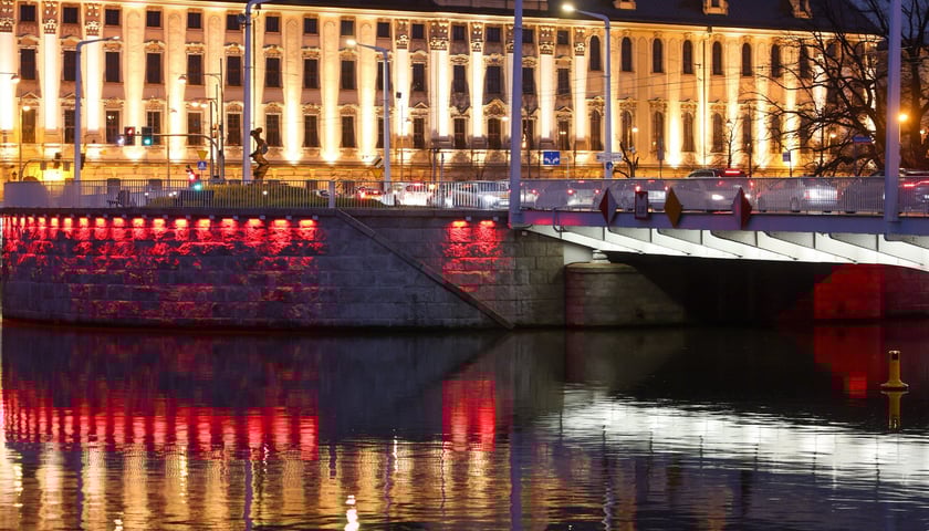 Mosty Uniwersyteckie podświetlone na biało-czerwono w poniedziałkowy wieczór 10 listopada. Tak będą też wyglądać w święto 11 Listopada