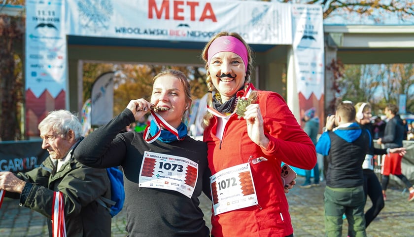 Dwie uczestniczki Wrocławskiego Biegu Niepodległości z Wąsem 2025 z medalami