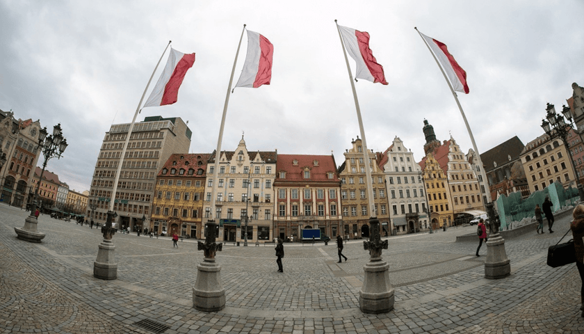 Flagi na wrocławskim Rynku