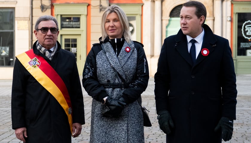 Podniesienie flagi państwowej na maszt w czasie uroczystości na wrocławskim Rynku