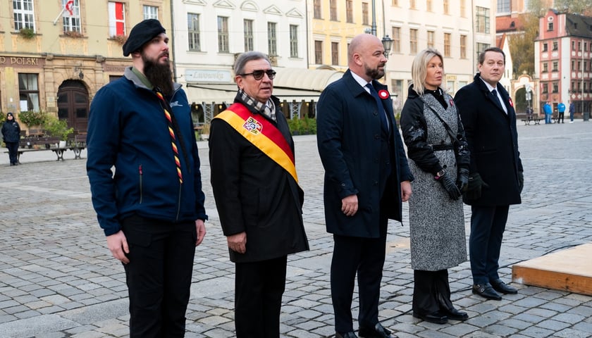Podniesienie flagi państwowej na maszt w czasie uroczystości na wrocławskim Rynku