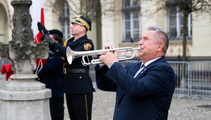 Podniesienie flagi państwowej na maszt w czasie uroczystości na wrocławskim Rynku