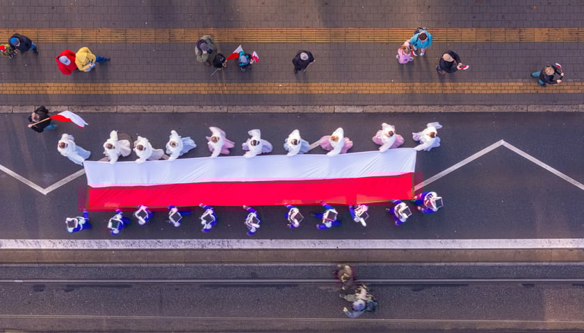 Radosna Parada Niepodległości zmierza do Rynku z biało-czerwoną flagą - widok z góry
