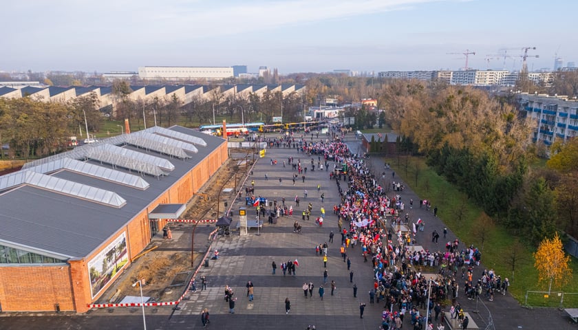 Radosna Parada Niepodległości przeszła z Centrum Historii Zajezdnia przy ul. Grabiszyńskiej na wrocławski Rynek
