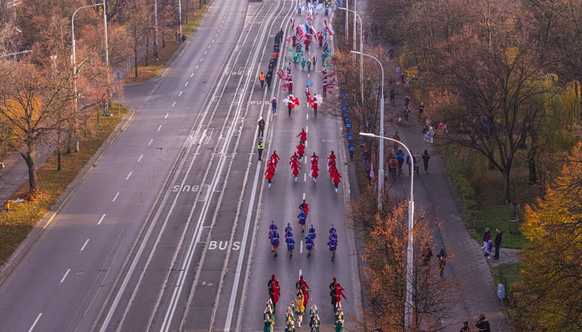 Radosna Parada Niepodległości przeszła z Centrum Historii Zajezdnia przy ul. Grabiszyńskiej na wrocławski Rynek