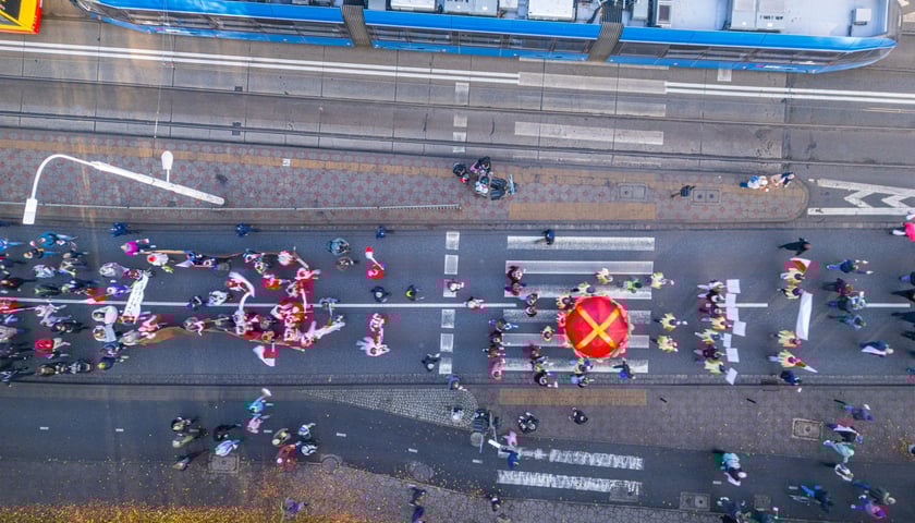 Radosna Parada Niepodległości przeszła z Centrum Historii Zajezdnia przy ul. Grabiszyńskiej na wrocławski Rynek