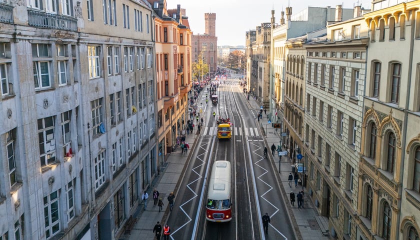 Radosna Parada Niepodległości przeszła z Centrum Historii Zajezdnia przy ul. Grabiszyńskiej na wrocławski Rynek