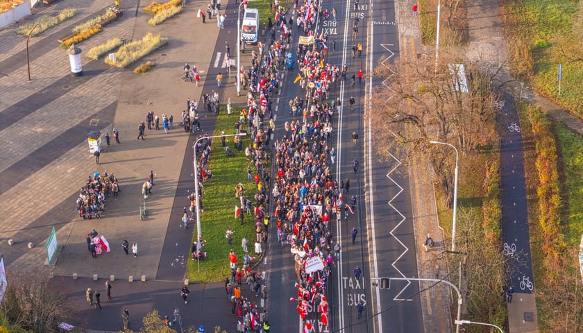 Radosna Parada Niepodległości przeszła z Centrum Historii Zajezdnia przy ul. Grabiszyńskiej na wrocławski Rynek