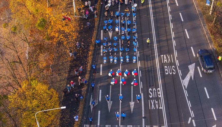 Radosna Parada Niepodległości przeszła z Centrum Historii Zajezdnia przy ul. Grabiszyńskiej na wrocławski Rynek