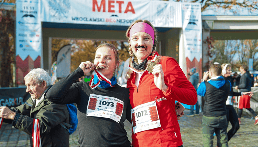 Uczestnicy Wrocławskiego Biegu Niepodległości z Wąsem 2025 , 11 listopada 2025 r.