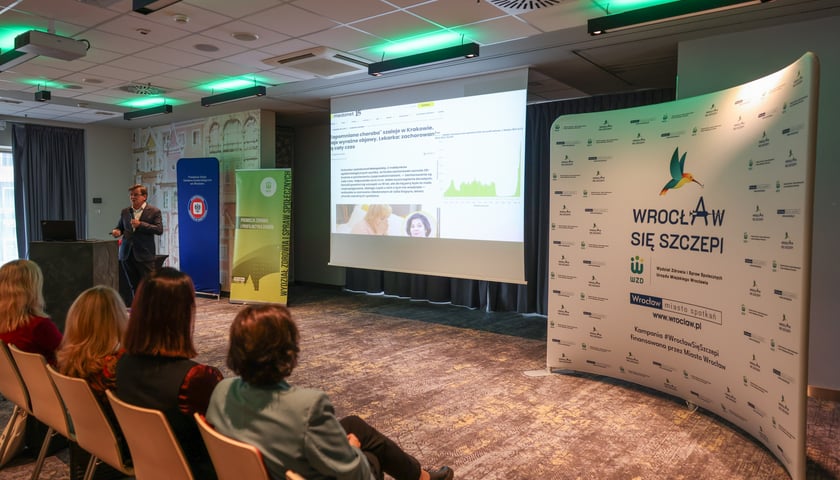 Konferencja "Wrocław się szczepi" - 12 listopada 2025 r. Mężczyzna prowadzi prezentację