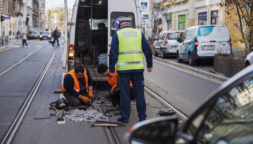 Ekipa pracowników MPK na torowisku tramwajowym. Naprawa pękniętej szyny na ul. Chrobrego.