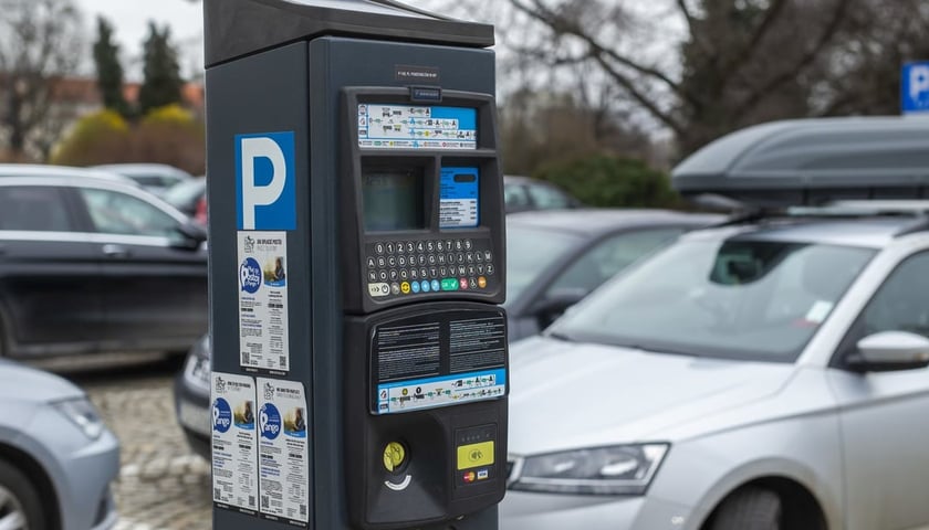 Parmonat we Wrocławiu, w tle stoją samochody (zdjęcie ilustracyjne)