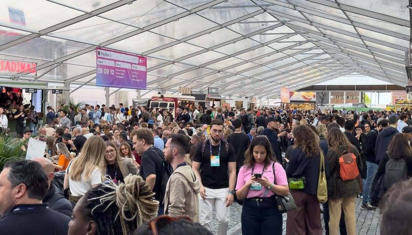 Web Summit 2025 - startupy z Wrocławia i regionu prezentują się na stoisku Dolnego Śląska