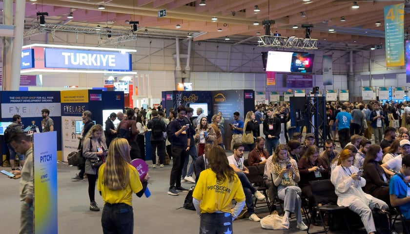 Web Summit 2025 - startupy z Wrocławia i regionu prezentują się na stoisku Dolnego Śląska