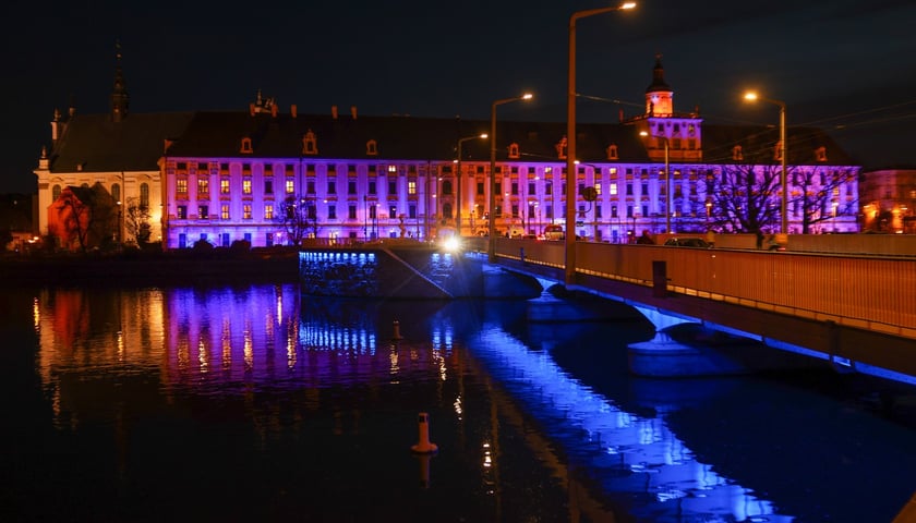 Najbardziej widowiskowym momentem tegorocznego jubileuszu będzie rozświetlenie na niebiesko gmachu głównego Uniwersytetu i sąsiadującego z nim mostu Uniwersyteckiego.