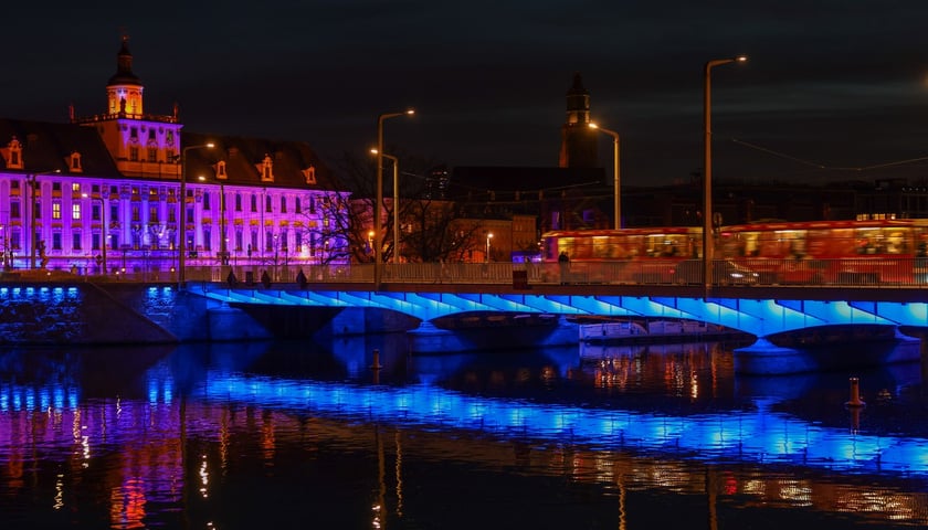 Najbardziej widowiskowym momentem tegorocznego jubileuszu będzie rozświetlenie na niebiesko gmachu głównego Uniwersytetu i sąsiadującego z nim mostu Uniwersyteckiego.