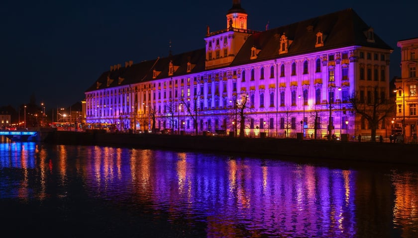 Najbardziej widowiskowym momentem tegorocznego jubileuszu będzie rozświetlenie na niebiesko gmachu głównego Uniwersytetu i sąsiadującego z nim mostu Uniwersyteckiego.