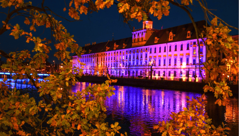 Szkoły wyższe świętują 80. rocznicę powołania polskiego uniwersytetu we Wrocławiu. Most Uniwersytecki i gmach główny Uniwersytetu rozbłysną na niebiesko!