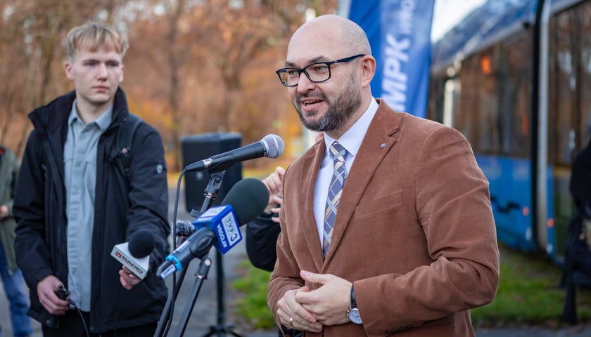 <p>Uroczystość nadania tramwajowi MPK Wrocław imienia Wojciecha Jerzego Hasa &ndash; prezes MPK Wrocław Witold Woźny</p>