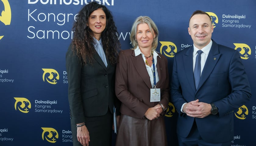 Dwie kobiety i mężczyzna. Od lewej strony stoją: Anna Żabska - wojewoda dolnośląska, Renata Granowska - wiceprezydent Wrocławia, Paweł Gancarz - marszałek województwa dolnośląskiego.