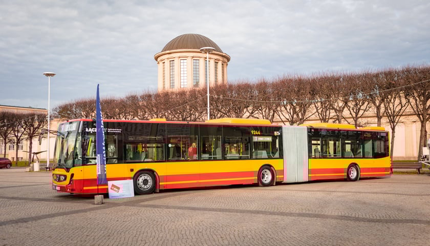 Prezentacja nowych aglomeracyjnych mercedesów pod Halą Stulecia, 14 listopada 2025