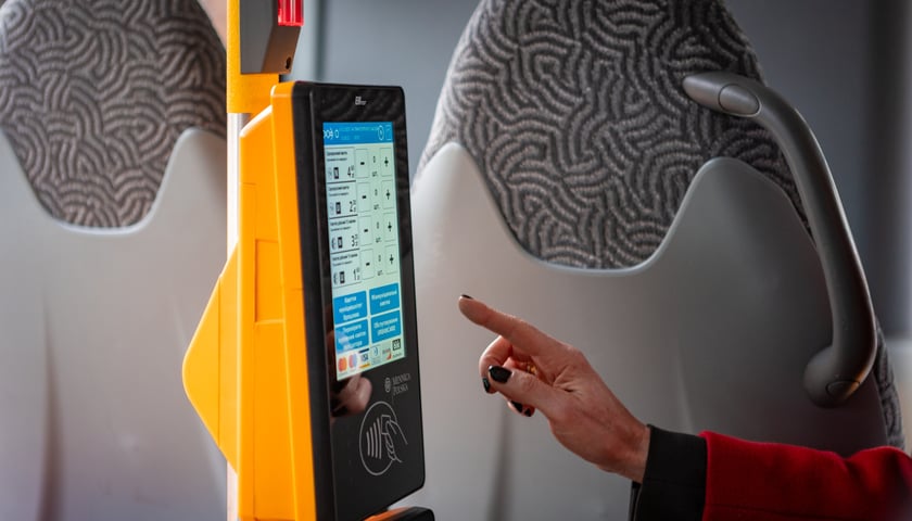 Prezentacja nowych aglomeracyjnych mercedesów pod Halą Stulecia, 14 listopada 2025