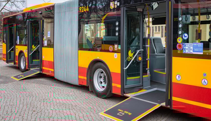 Prezentacja nowych aglomeracyjnych mercedesów pod Halą Stulecia, 14 listopada 2025