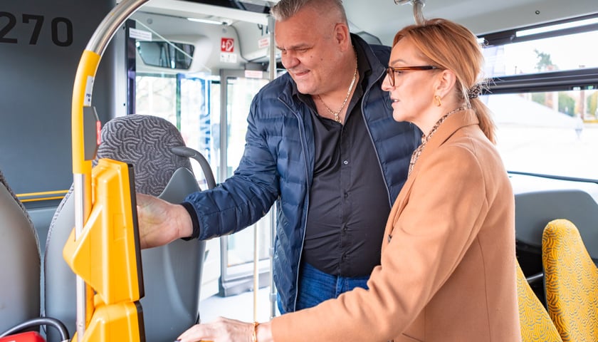 Prezentacja nowych aglomeracyjnych mercedesów pod Halą Stulecia, 14 listopada 2025