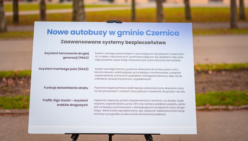 Prezentacja nowych aglomeracyjnych mercedesów pod Halą Stulecia, 14 listopada 2025