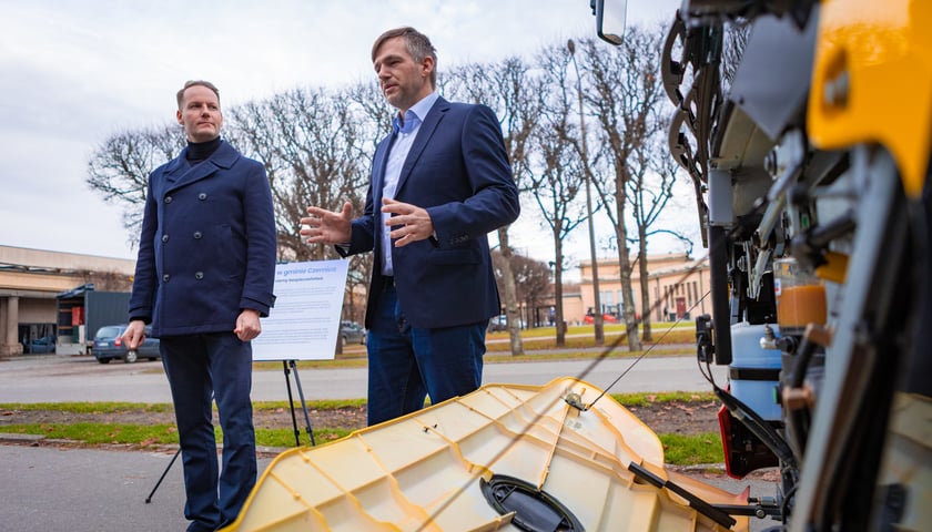 Prezentacja nowych aglomeracyjnych mercedesów pod Halą Stulecia, 14 listopada 2025