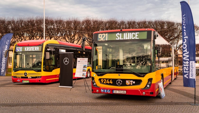 Nowe autobusy marki Mercedes zaparkowane przy Iglicy: Conecto G po prawej i eCitaro po lewej