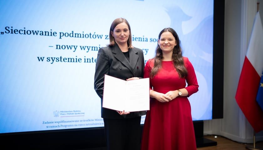 Ewa Żmuda, zastępca dyrektora Wrocławskiego Centrum Integracji  i Katarzyna Nowakowska, wiceminister rodziny, pracy i polityki społecznej (po prawej)