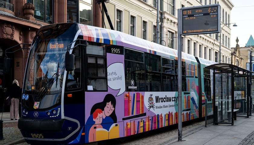 Tramwaj BookTram promujący akcję „Wrocław czyta”