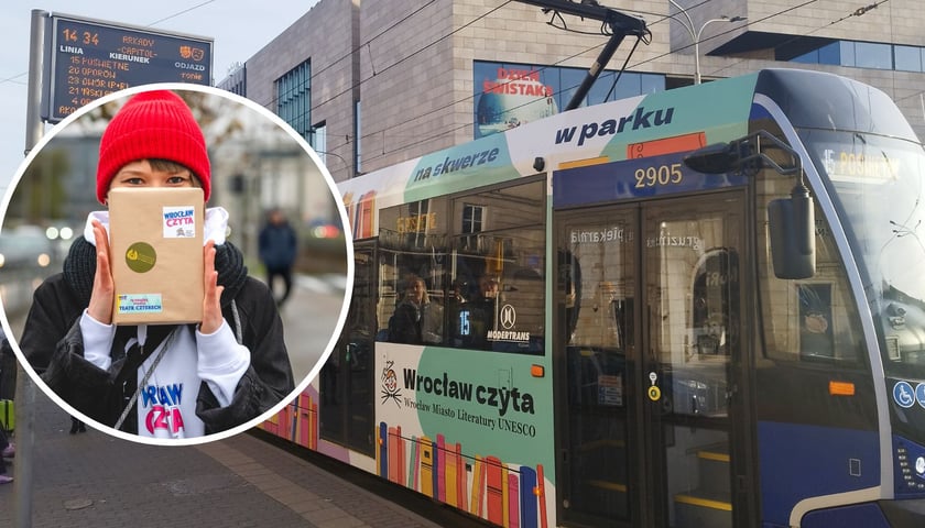 Na dużym zdjęciu Tramwaj BookTram promujący akcję „Wrocław czyta”, na małym zdjęciu w kółku osoba trzymająca przed sobą zapakowaną w papier książkę