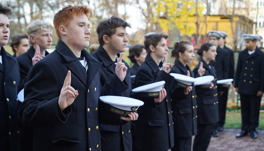 Ślubowanie pierwszoklasistów w Technikum Żeglugi Śródlądowej we Wrocławiu. Na zdjęciu młodzi ludzie w marynarskich mundurach