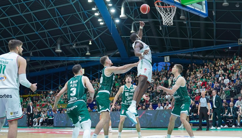 Śląsk vs. Legia w Hali Orbita, 15.11.2025. Akcja pod koszem