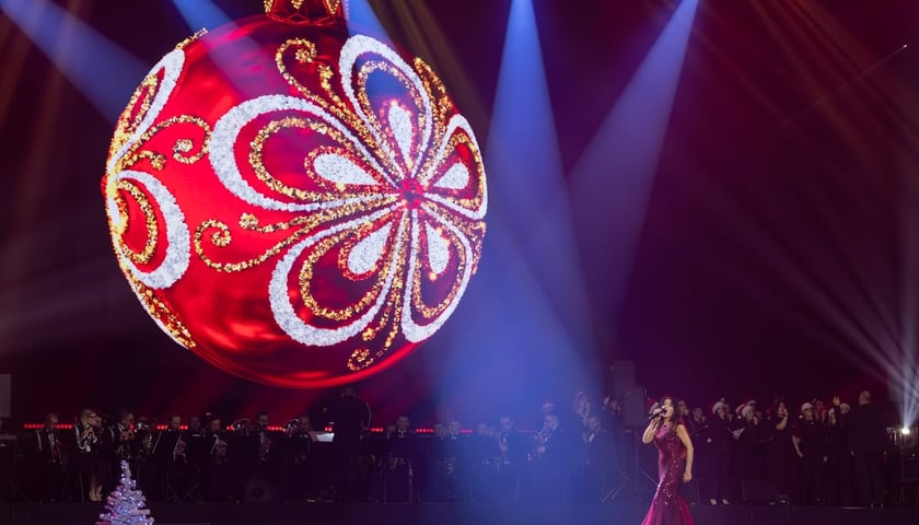 Świąteczna bombka z koncertem kolęd w tle. Zdjęcie ilustracyjne, wykonane podczas Koncert dla Pokoju w Hali Stulecia 11 grudnia 2025.