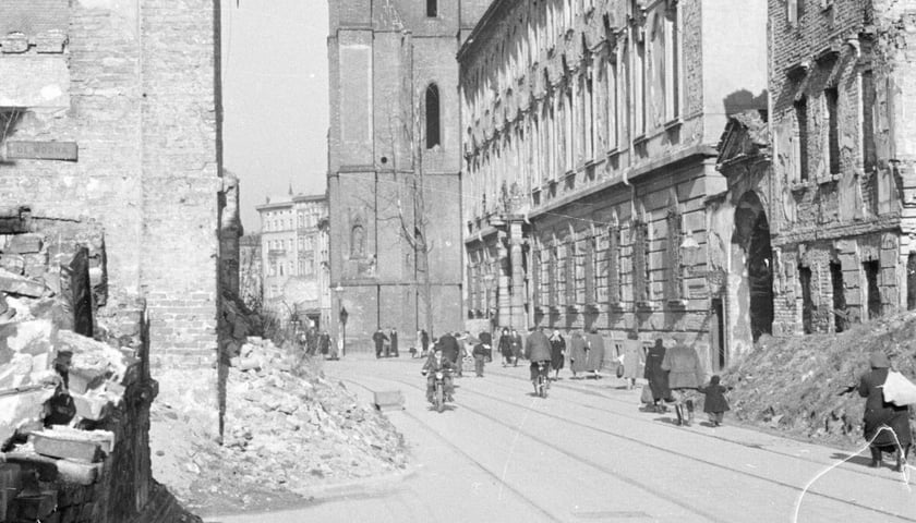 Ulica Piasek, po prawej zniszczona biblioteka