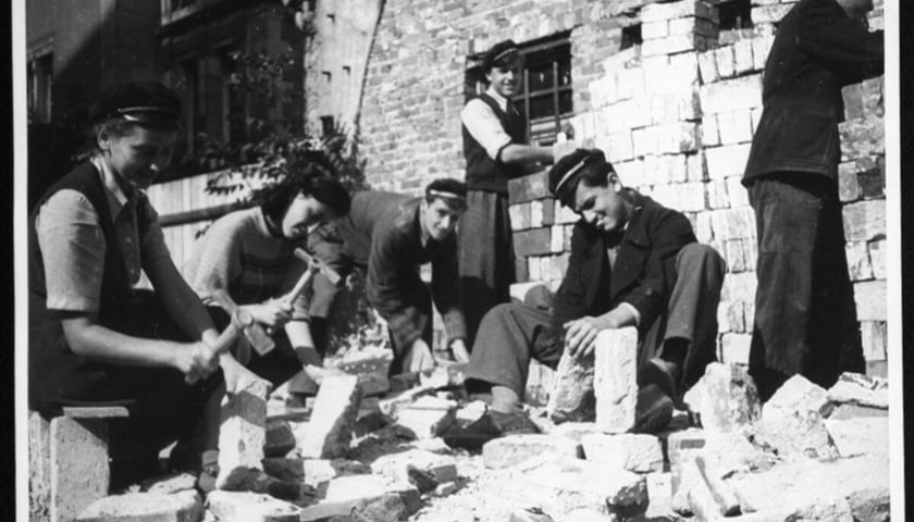 Studenci we Wrocławiu odgruzowujący uczelnie