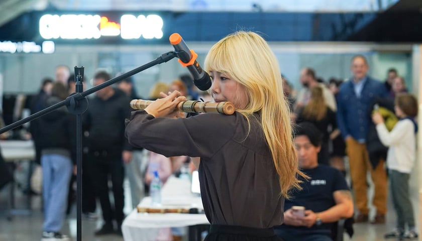 Koreańska artystka grająca na flecie. Korea Kimchi Festival 2025. Wrocław, 15.11.2025