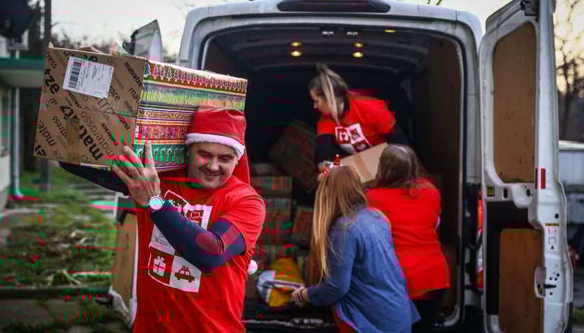 wolontariusze z paczkami