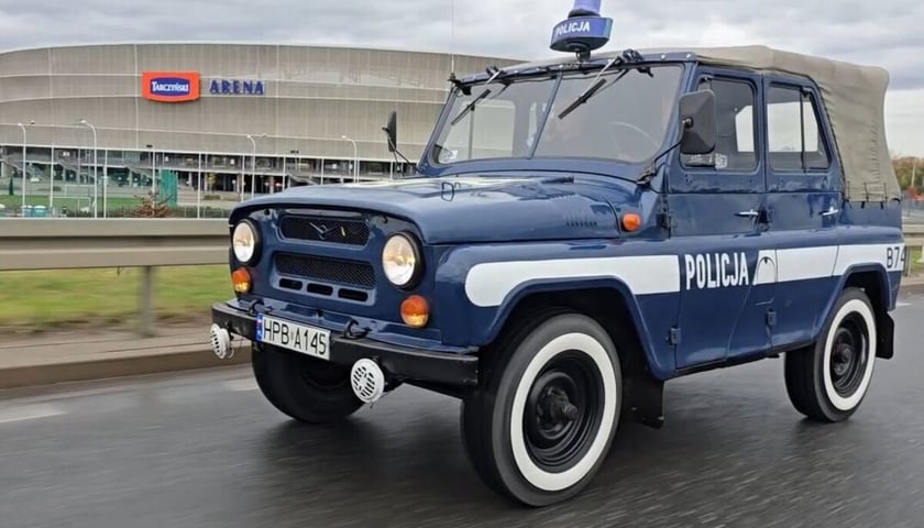 zabytkowy radiowóz UAZ 469B