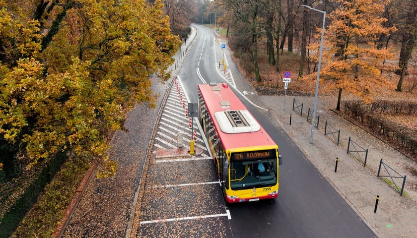 Ulica Waligórskiego po remoncie. Wrocław, 16.11.2025. Na pierwszym planie autobus linii 126 jadący na Kozanów. Widok z drona.